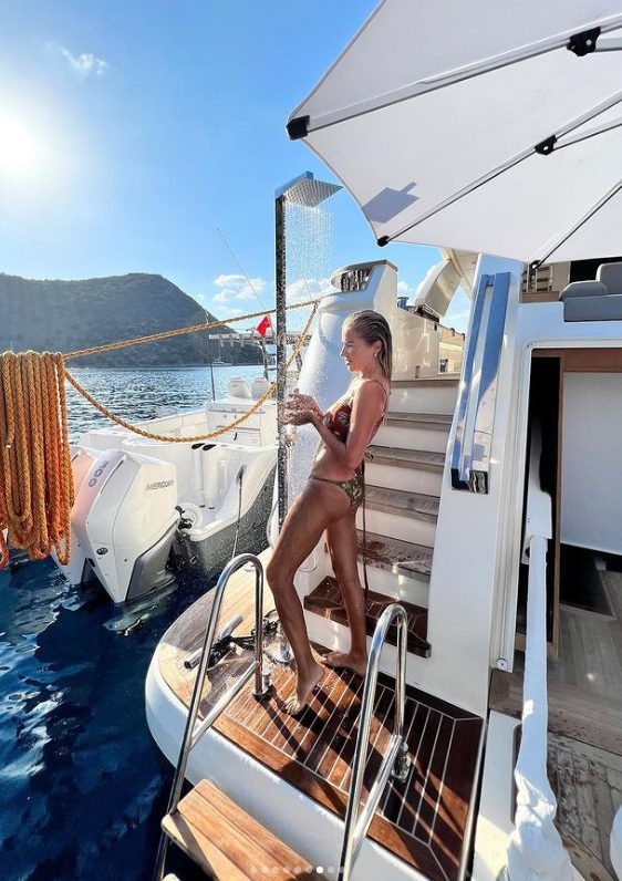 Burcu Esmersoy'dan teknede cesur duş keyfi! Takipçilerin yüreği hopladı...