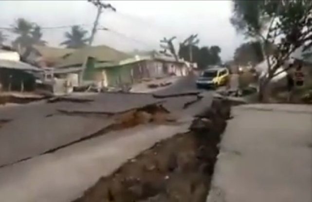 Papua Yeni Gine'de 7.6 büyüklüğündeki deprem anı böyle görüntülendi! Yollar parçalandı, insanlar kaçıştı...