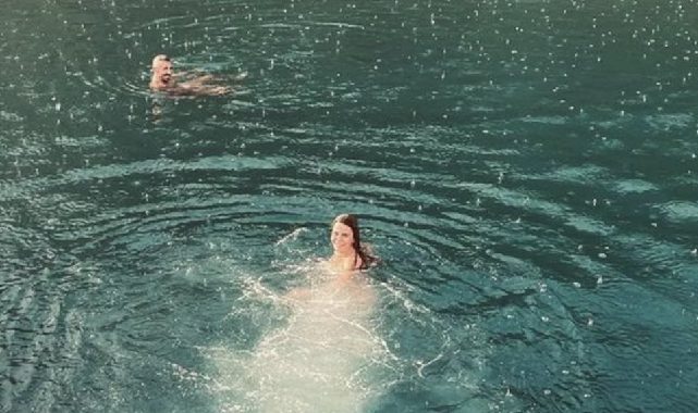 Simge Sağın yağmurda deniz keyfi yaptı