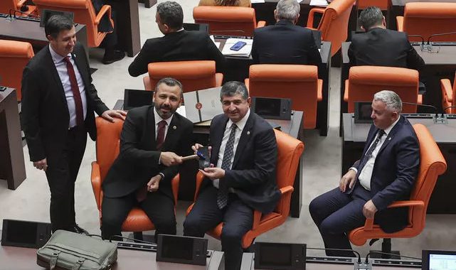 CHP'li vekilden TBMM'de çekiçli protesto
