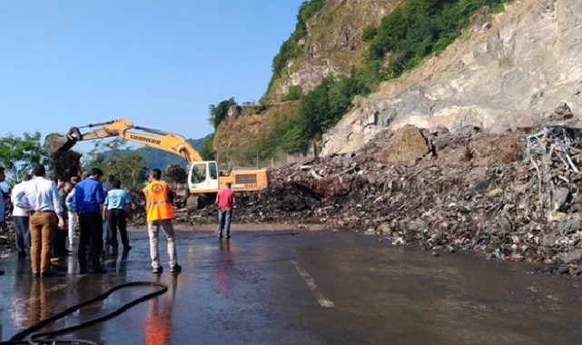 Artvin'de aynı noktada heyelan! Faciadan dönüldü