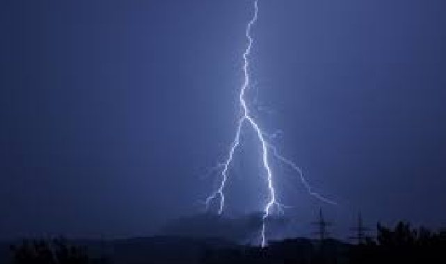 Osmaniye'de düşen yıldırım yangına sebep oldu