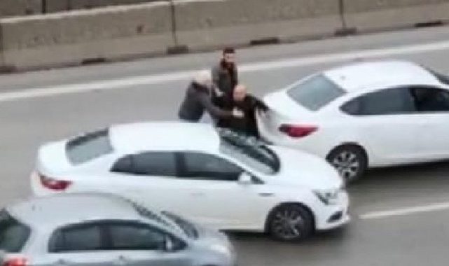 Kadıköy'de yol verme kavgası! Birbirlerine girdiler