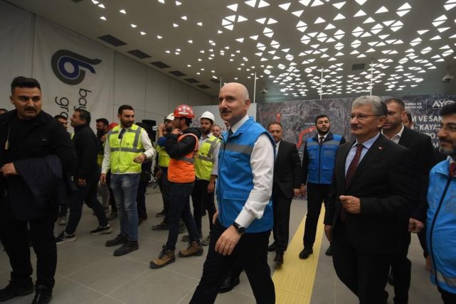 Başakşehir-Kayaşehir metrosunda yüzde 95 tamam! Bakan Karaismailoğlu İBB'yi topa tuttu, "emek hırsızlığını iyi biliyorlar"