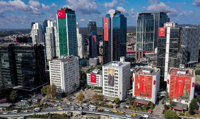 Gökdelenler asılan Türk Bayrakları ile görsel şölen oluşturdu!