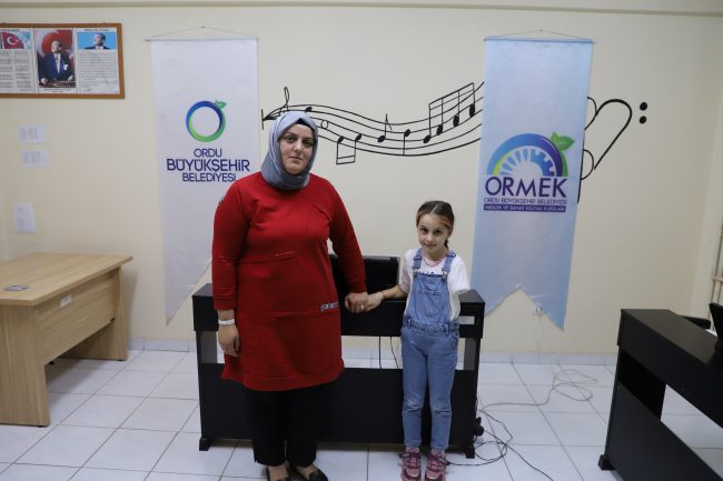 Ordu'da yaşayan Zeynep Sare'nin piyano aşkı engel tanımıyor