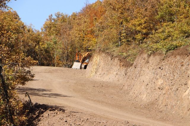 Ordu Akkuş'ta 18 kilometrelik yol genişletme çalışmaları hızla devam ediyor
