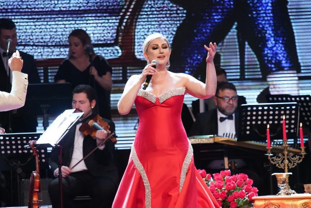 Sahne kostümlerini satışa çıkaran Muazzez Ersoy, evini Lösemi hastanesi için bağışladı
