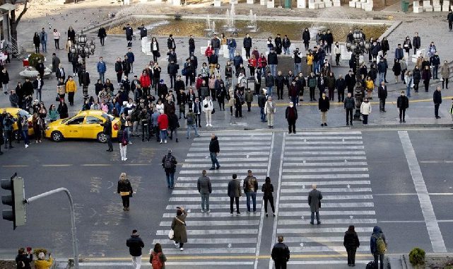 10 Kasım saat 9'u 5 geçe hayat tüm yurtta 1 dakika durdu