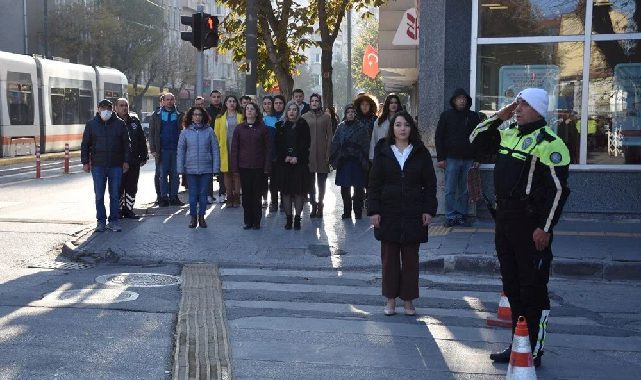 10 Kasım saat 9'u 5 geçe hayat tüm yurtta 1 dakika durdu
