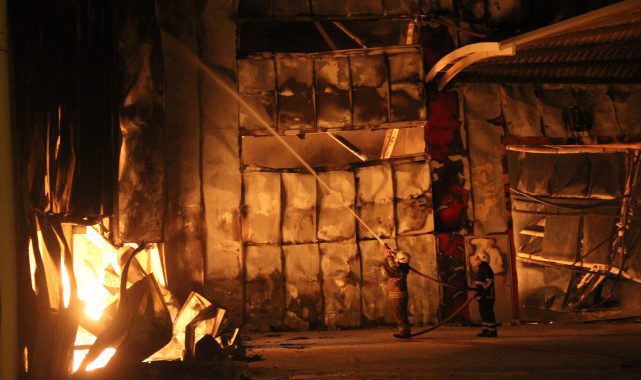 Hatay'da mobilya fabrikasında yangın! Fabrika kül oldu