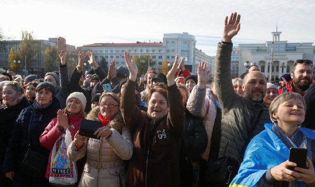 Zelenski Herson'da sevgi seliyle karşılandı