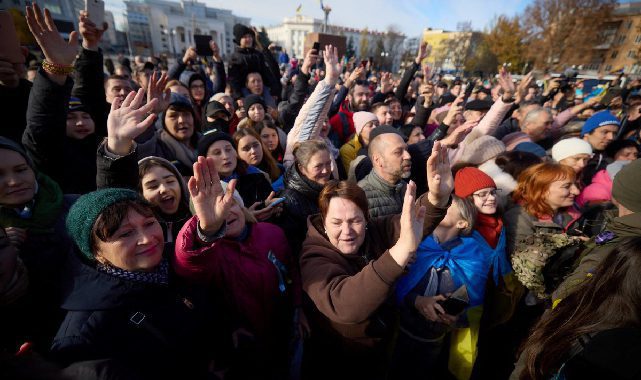 Zelenski Herson'da sevgi seliyle karşılandı