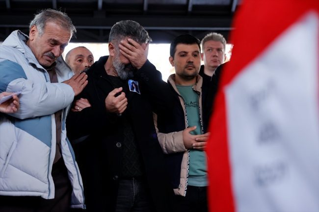 Anne-kız toprağa verildi, baba gözyaşlarıyla tabuta sarıldı