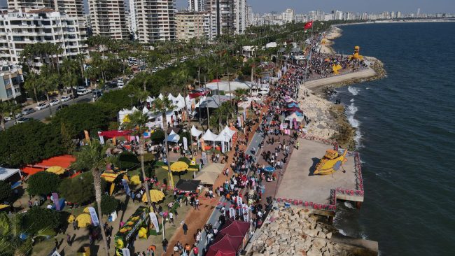 Yenişehir Belediyesi  Narenciye Festivalinde binlerce ziyaretçiyi ağırladı