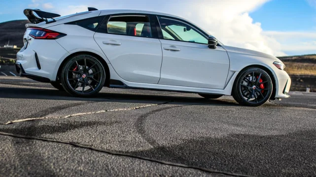Honda Civic Type R ve Toyota GR Corolla: Hangi Hot Hatch Sizin İçin Doğru?