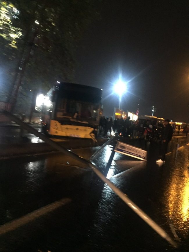 Üsküdar'da İETT Otobüsü direğe çarptı