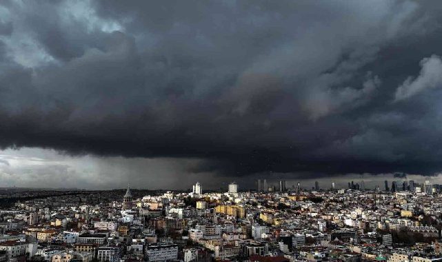 İstanbul'da gündüz geceye döndü