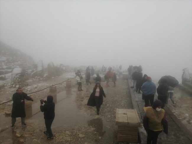 Nemrut Dağı&#039;na kar yağışı düştü