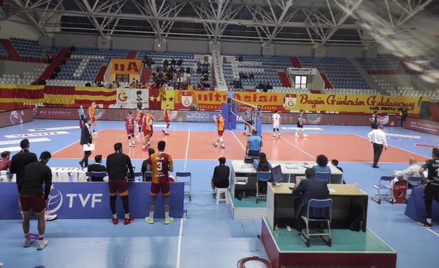 Galatasaray'ı mağlup eden TÜRŞAD'dan ASAD Başkanı Murat Doğanay'a forma ve plaket jesti