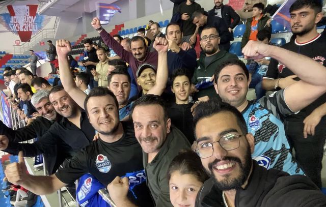 Galatasaray'ı mağlup eden TÜRŞAD'dan ASAD Başkanı Murat Doğanay'a forma ve plaket jesti