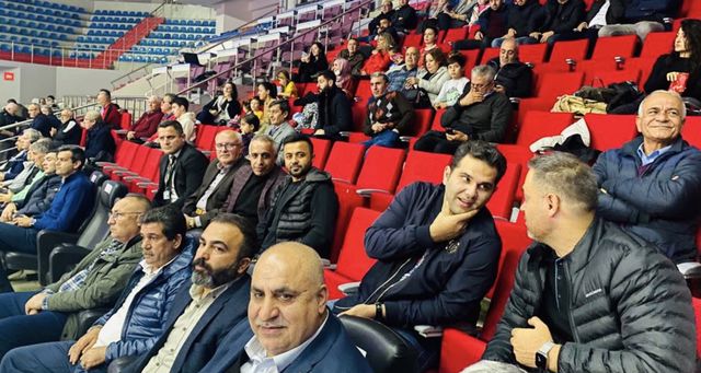 Galatasaray'ı mağlup eden TÜRŞAD'dan ASAD Başkanı Murat Doğanay'a forma ve plaket jesti