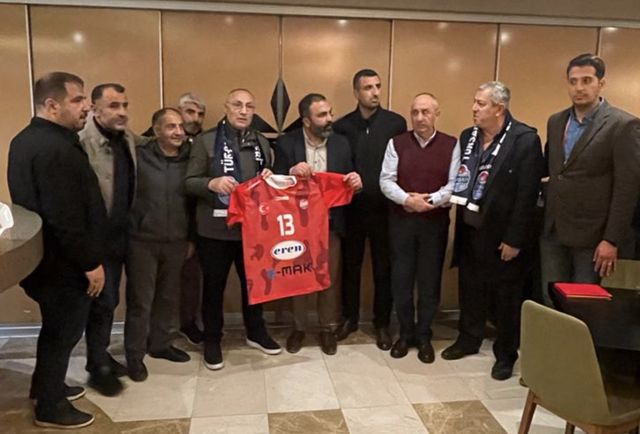 Galatasaray'ı mağlup eden TÜRŞAD'dan ASAD Başkanı Murat Doğanay'a forma ve plaket jesti