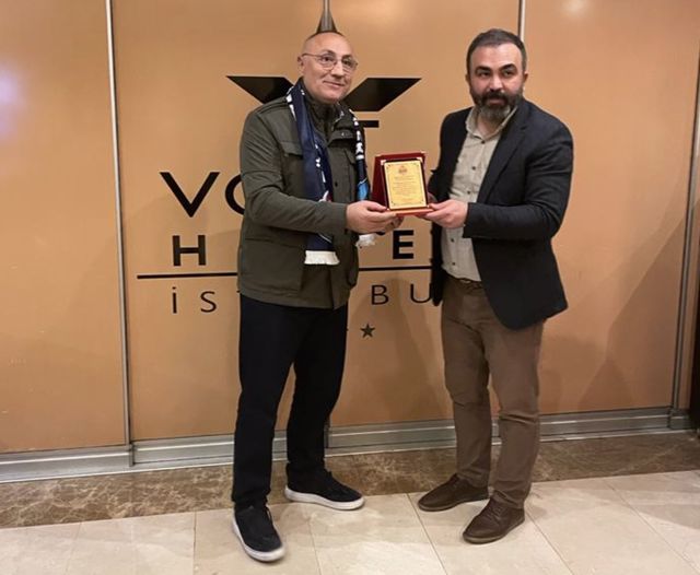 Galatasaray'ı mağlup eden TÜRŞAD'dan ASAD Başkanı Murat Doğanay'a forma ve plaket jesti