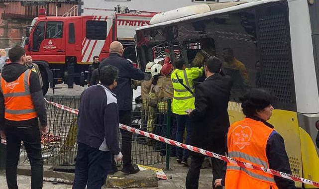 İstanbul Alibeyköy'de tramvay ile İETT otobüsü çarpıştı!