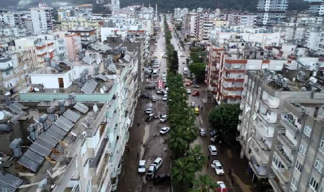 Antalya'yı sel vurdu, okullar tatil edildi