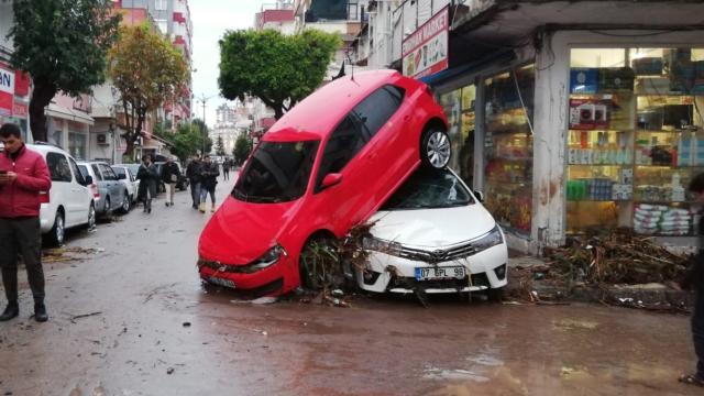 Antalya'yı sel vurdu, okullar tatil edildi