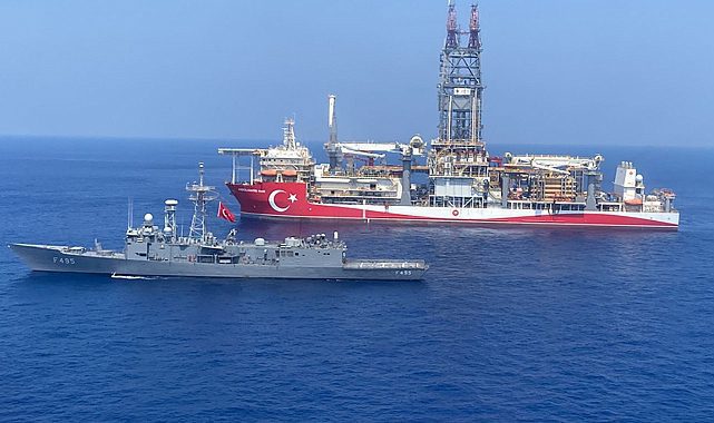Abdülhamid Han görev yerine vardı! Dev sondaj gemisine Deniz Kuvvetleri eşlik ediyor