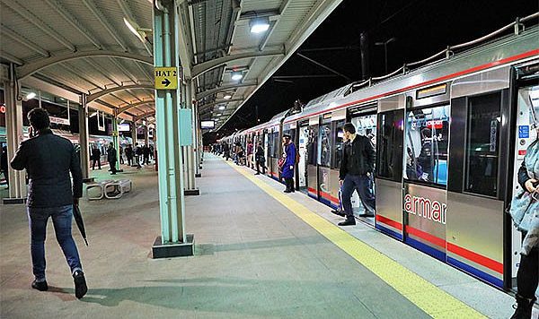 Acil durum anonsu yapıldı Üsküdar'da Marmaray seferleri durduruldu
