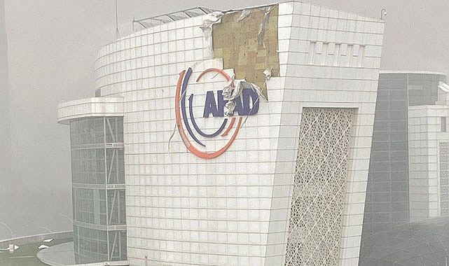 AFAD merkez binasının kaplamaları fırtınada uçtu