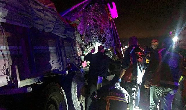 Amasya'da yolcu otobüsü ile tır çarpıştı! ölü ve yaralılar var
