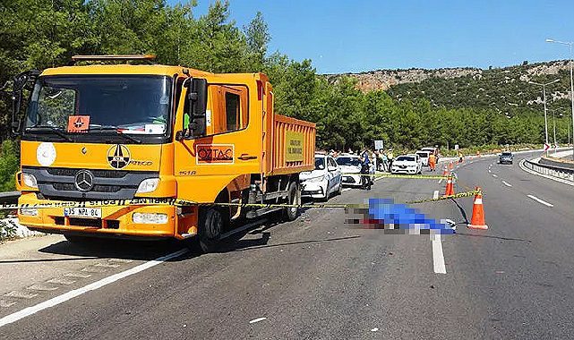 Antalya'da motosikletiyle kamyonete çarpan genç kız öldü