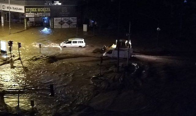 Antalya'yı sel vurdu, okullar tatil edildi