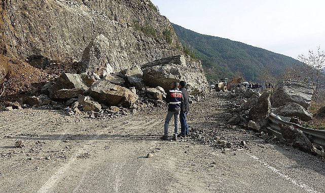 Artvin'de aynı noktada heyelan! Faciadan dönüldü