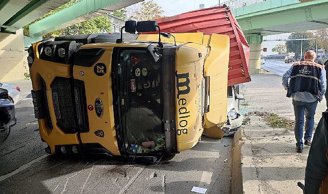Bakırköy'de seyir halindeki tır, otomobilin üzerine devrildi