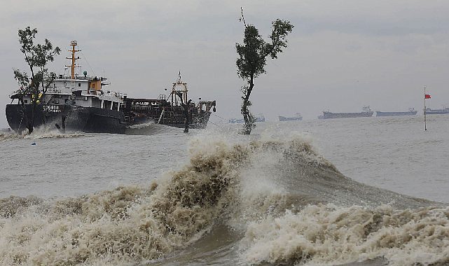Bangladeş &quot;Sitrang&quot; kabusu yaşıyor! Yüz binlerce insan tahliye edildi