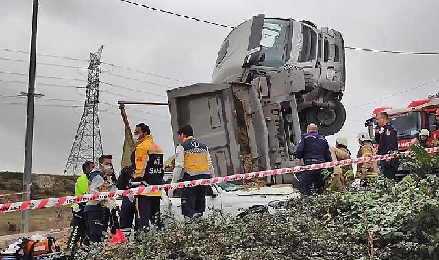 Başakşehir&#039;de bir garip kaza:Kamyon otomobilin üstüne devrildi