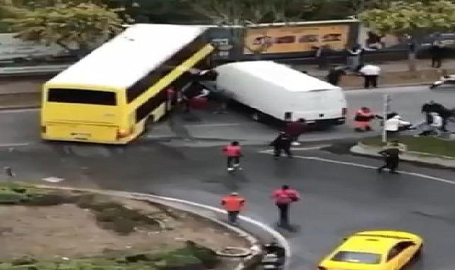 Başakşehir'de İETT otobüsü önce kamyonete sonra reklam panosuna çarptı