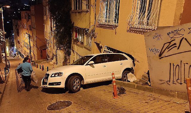 Beşiktaş'ta yokuşta kontrolden çıkan otomobil duvara çarptı