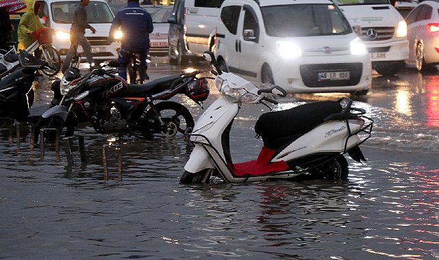 Bodrum&#039;u 15 dakika içinde sel vurdu