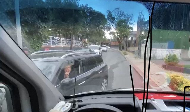 Bu kadarına pes! Kadın sürücü ambulansın önünü kesti