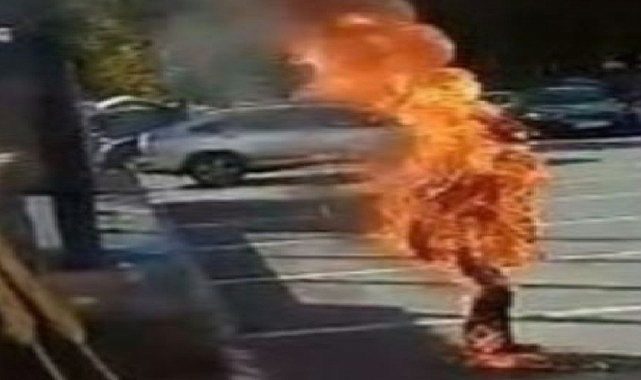 Cenazeyi protesto etmek için kendini ateşe verdi!