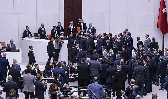 CHP'li vekilden TBMM'de çekiçli protesto