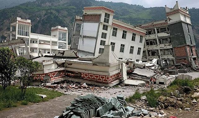 Çin'de yaşanan depremde can kayıpları artıyor.
