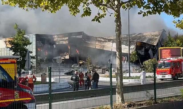 Paris'te yangın paniği! Dünyanın en büyük gıda pazarı alevlere teslim oldu