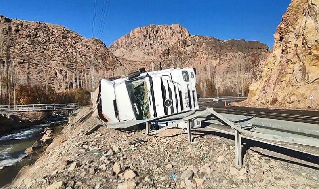 Erzurum'da tır nehre uçacaktı,bariyere asılı kaldı!